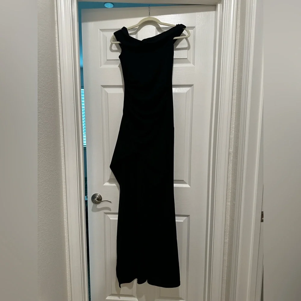 Elegant Black Evening Gown - Picture 2 of 2